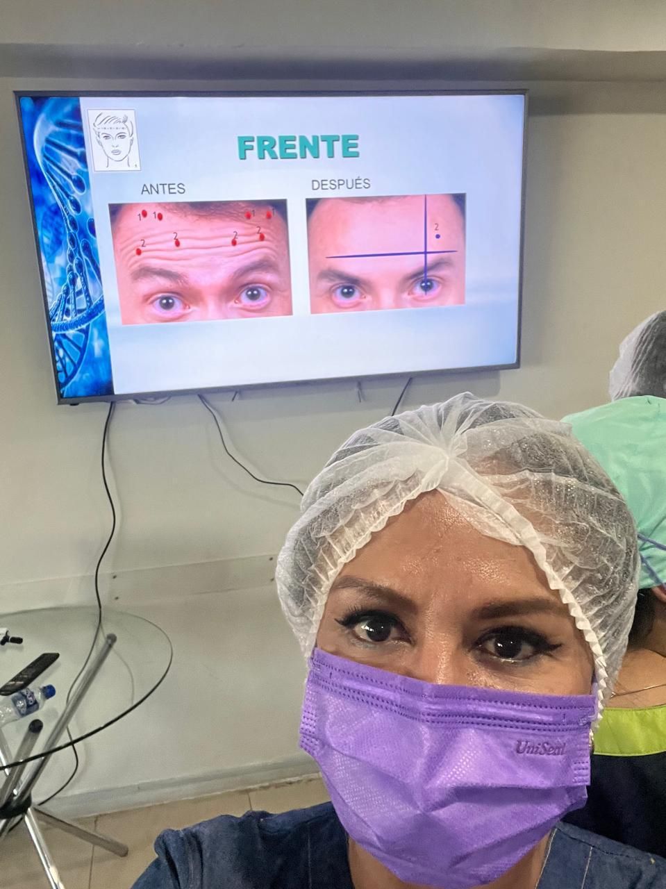 Clase en pantalla sobre la frente, con puntos de aplicación antes y después, y una instructora con cubrebocas morado