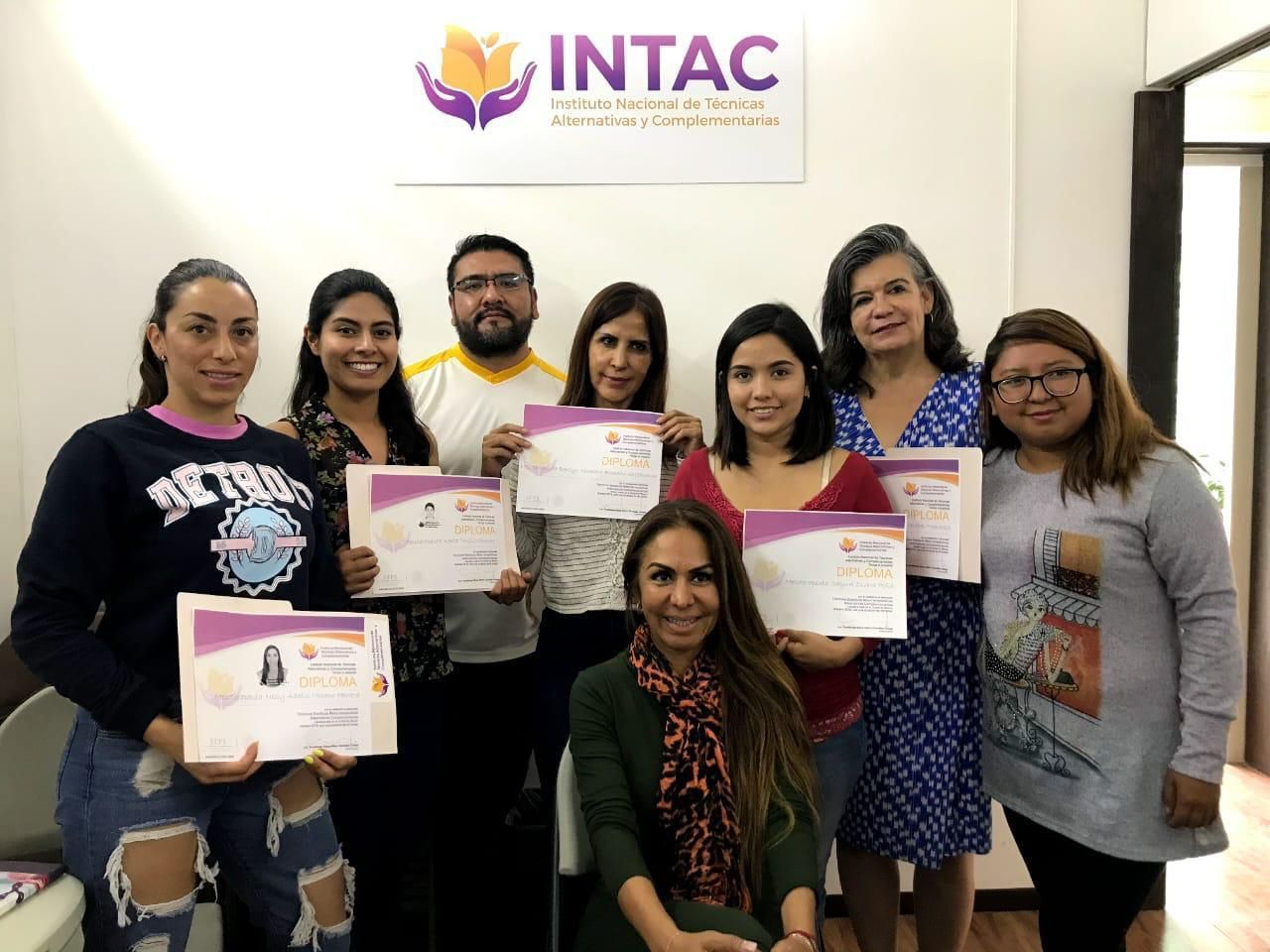 Una generación de alumnos con sus diplomas, bajo el rótulo de INTAC